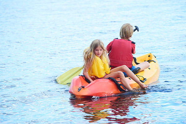 Kinder auf einem Mini-Paddelboot